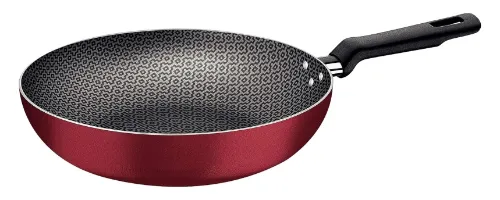Frigideira que não gruda com revestimento e cabo pretos e exterior vermelho