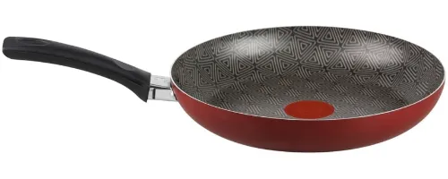 Frigideira rasa com revestimento interno e cabo pretos e exterior vermelho