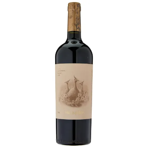 Vinho com rolha dourada e rótulo envelhecido