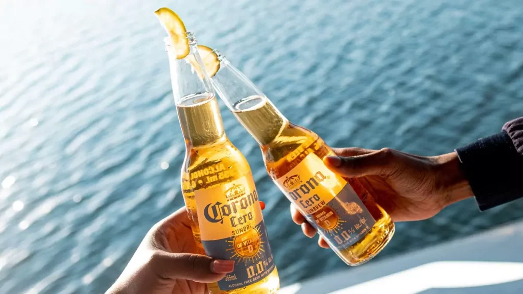 Duas pessoas fazendo brinde com cerveja zero álcool