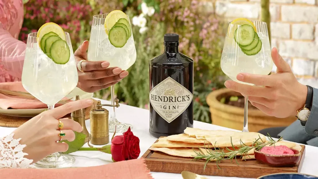 Garrafa de gin em cima de mesa com diversos drinks