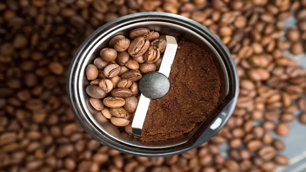 Moedor de cafés durante a moagem de grãos