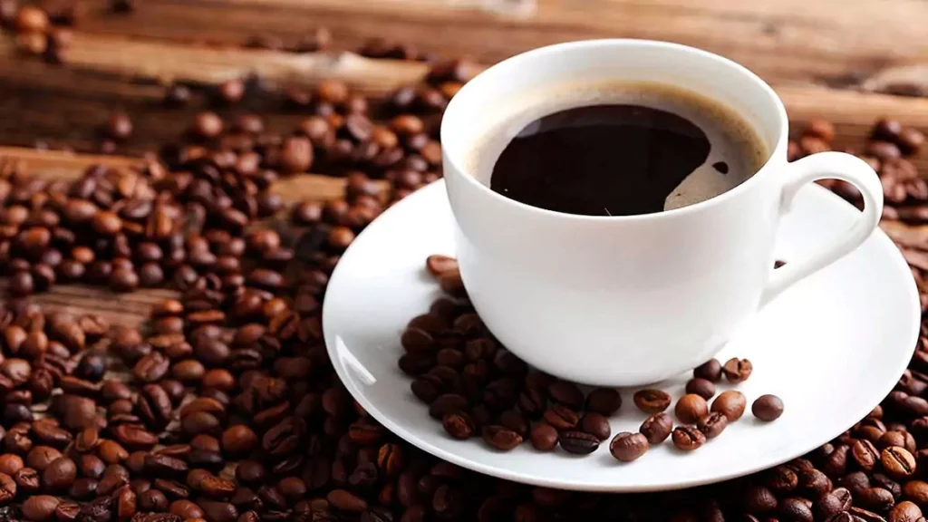 Xicara em volta de café em grão