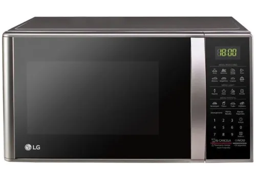 Microondas grande com porta e painel cinza escuro