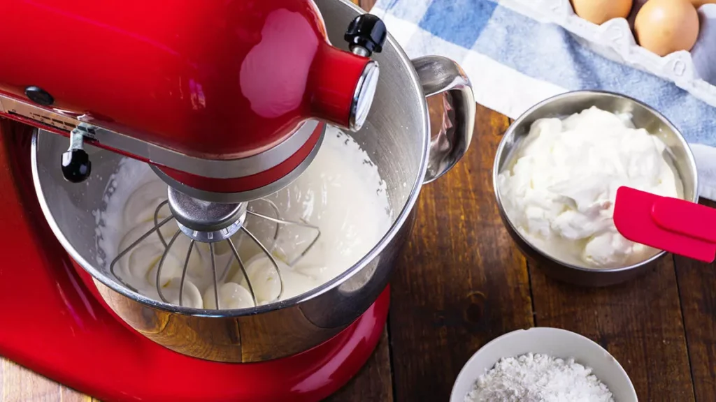Batedeira planetária batendo massa leve