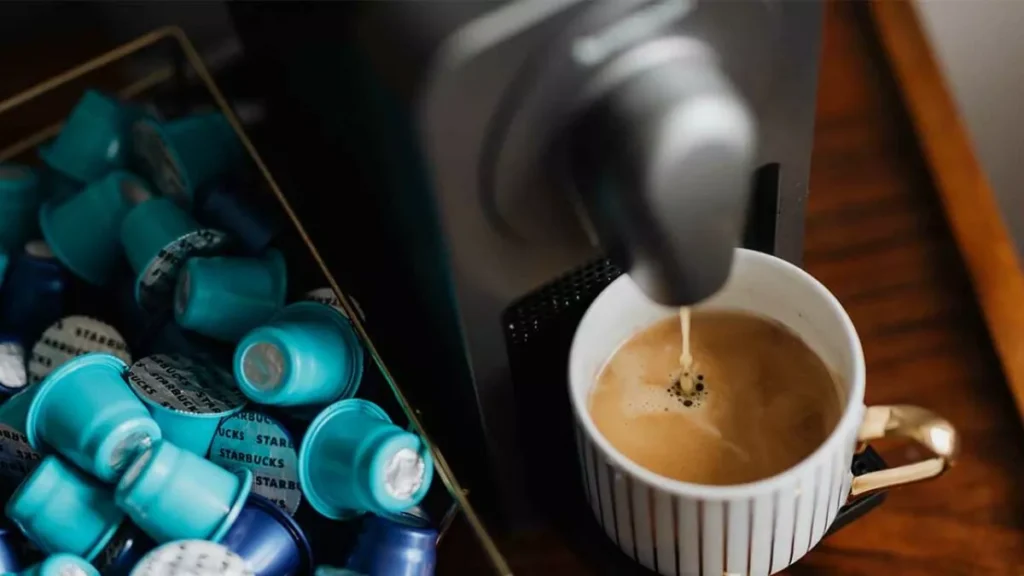 Cafeteira de cápsula preparando café grande