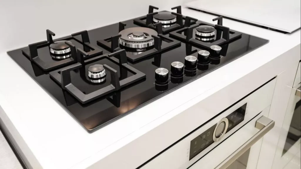 Cooktop 5 bocas instalado em balcão de mármore branco