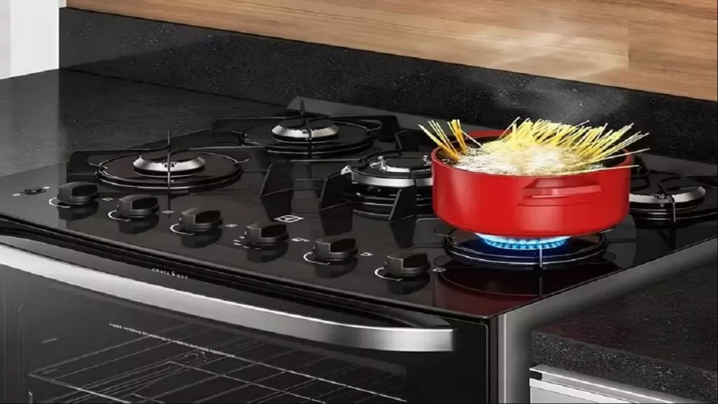 Macarrão sendo preparado em fogão 5 bocas