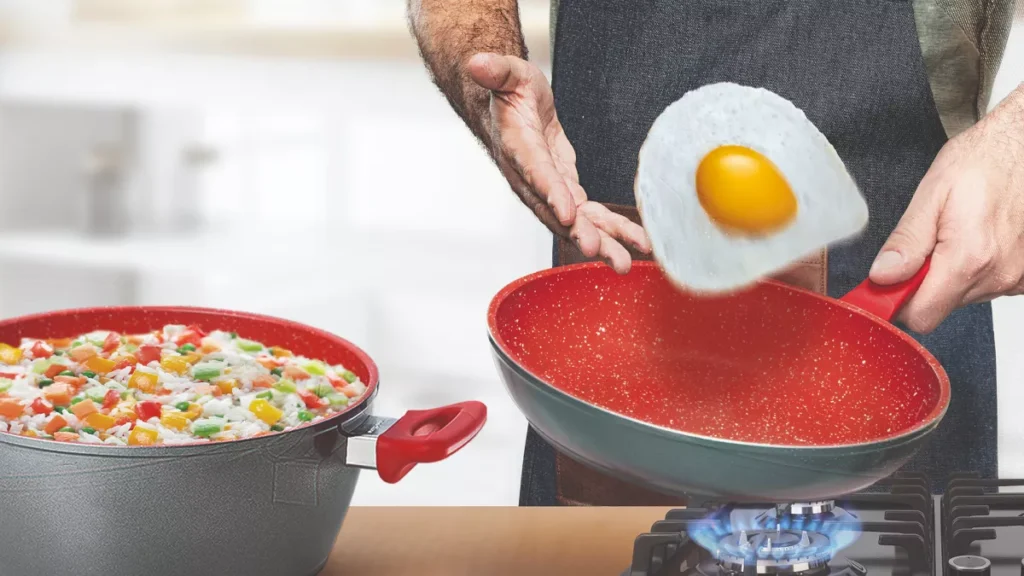 Homem cozinhando jantar com panela cerâmica