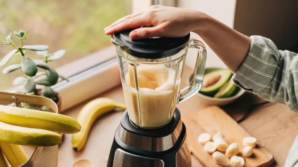 Foco em mão manipulando liquidificador