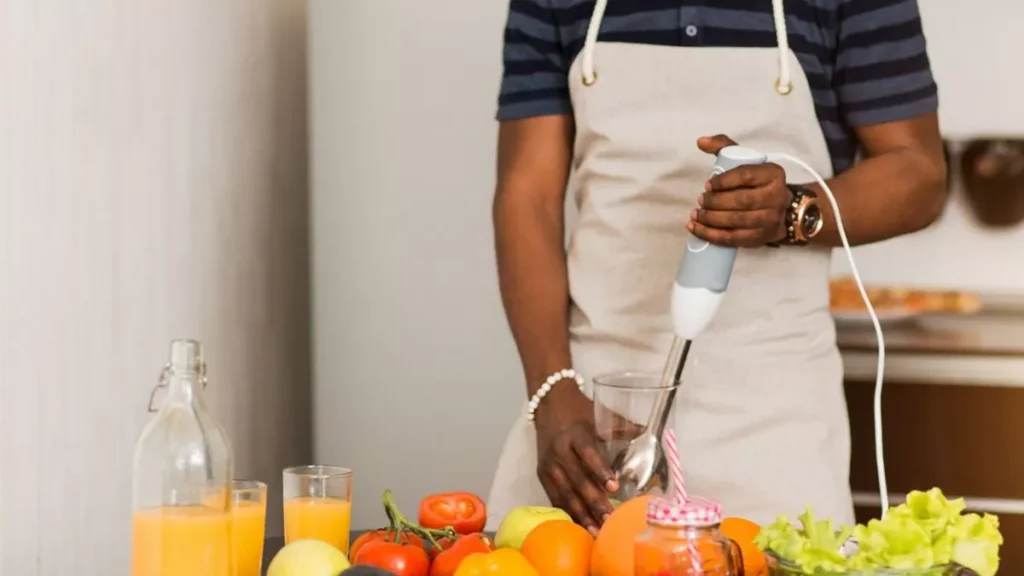 Pessoa preparando vitamina com mixer