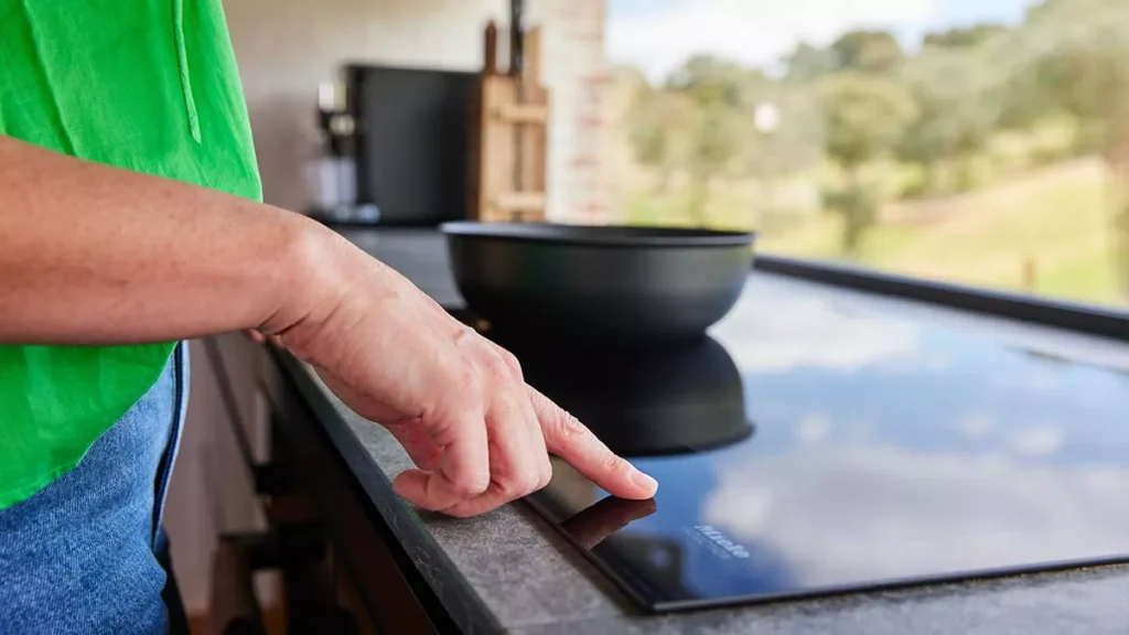 Frigideira esquentando em cima de cooktop de indução