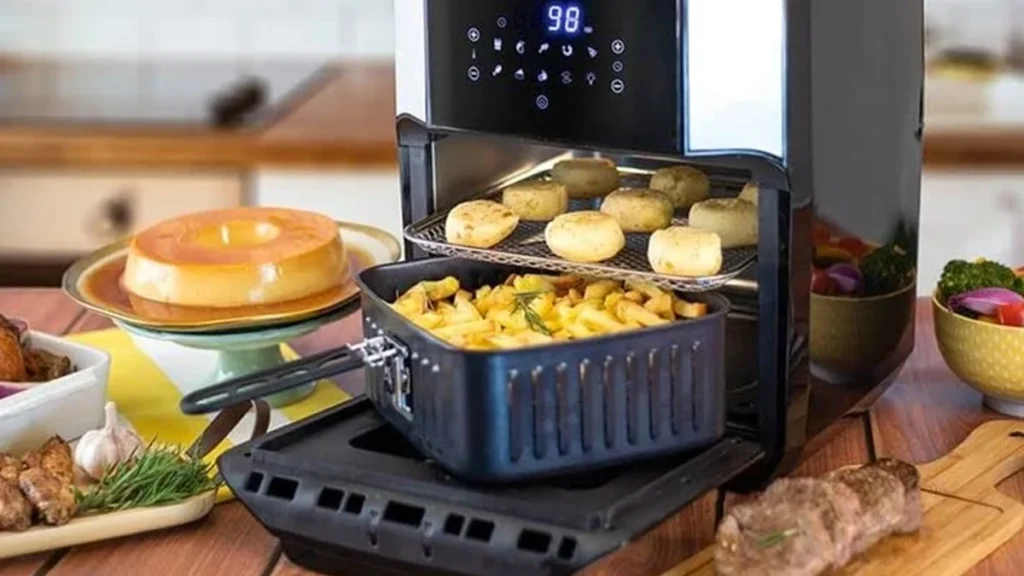 Preparando salgados em um air fryer oven