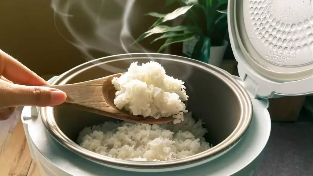 Mexendo preparo em panela de arroz