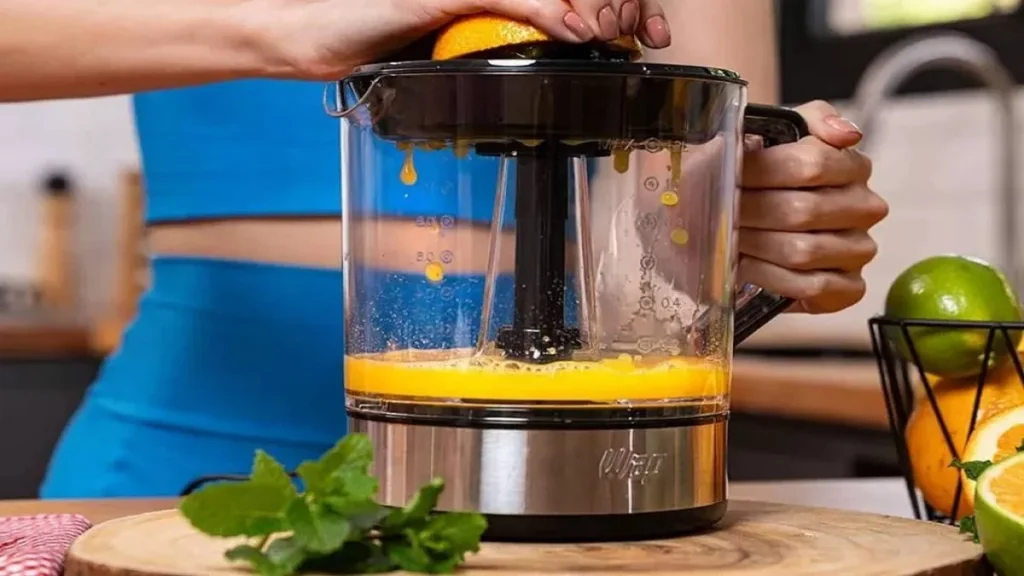 Mulher preparando suco com espremedor de laranja