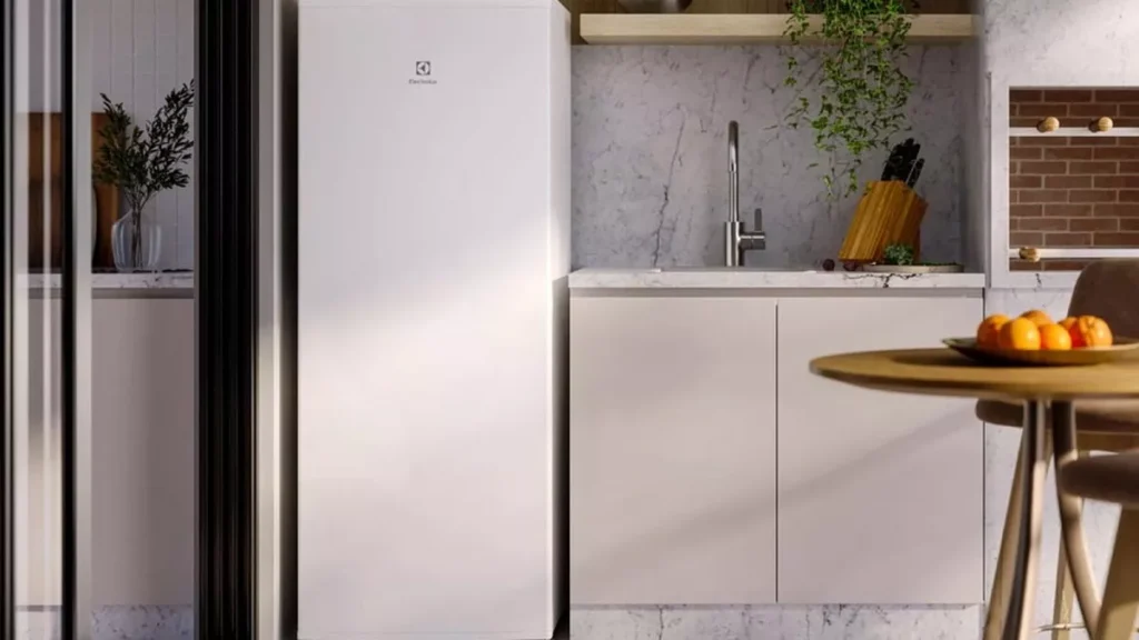 Freezer vertical exposto em cozinha nova